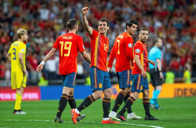 西班牙首次夺得欧洲杯时的主力门将是谁